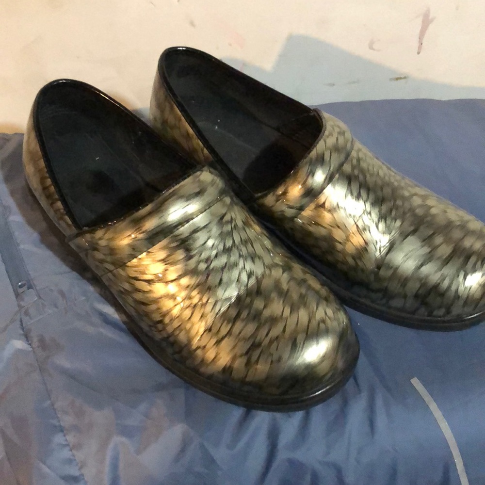 Savvy nursing shoes
